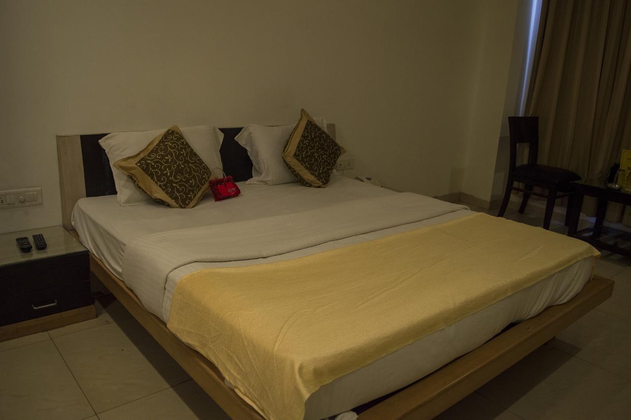 בהופאל Oyo 751 Hotel Shree Palace מראה חיצוני תמונה